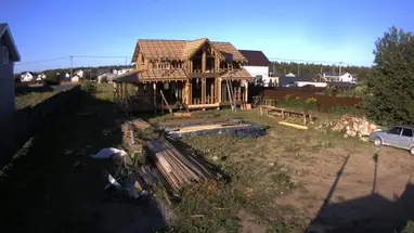 Bouw van een huis in het dorp Pegelevo, weergave 2 online-webcam