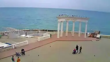 Rotunda na nabrzeżu w Ałuszcie kamera na żywo