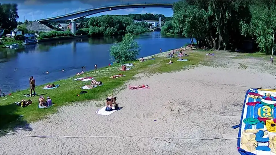 Камеры в озерах. Чернигов веб камеры. ТЕЛЕОКА камера на реку. Пляжи реки Десна фото.