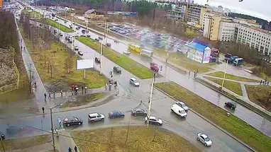 Kruispunt van de straten Drevlyanka en Lesnoy, Nizjnevartovsk online-webcam