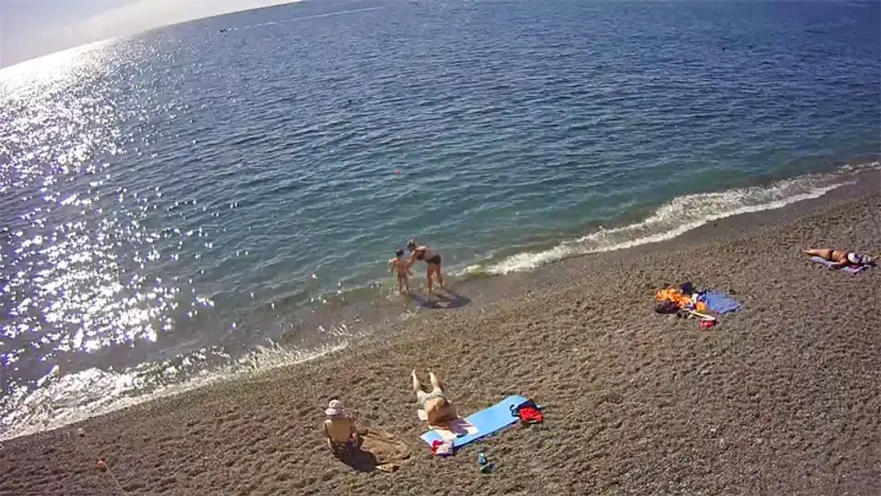 Веб камера алушта море набережная. Вебкамера на пляж пансионата Дубна в Алуште. Веб камера пансионат Дубна Алушта пляж. Веб камера широкая балка. Алушта последние репортажи с пляжа в Профессорском уголке города.