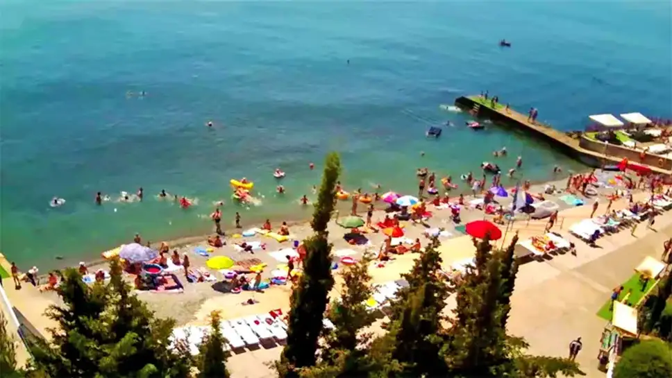 Алушта реальное время. Пляж Дельфин Алушта. Веб камера Дельфин Алушта. Дельфин Алушта Крым пляж. Крым Алушта Дельфин веб камера.