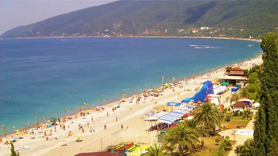 Веб камеры гагра в реальном времени. Пляж Гагра Абхазия. Веб камера Абхазия Гагры набережная. Гагра веб камера. Центральный пляж Гагры.