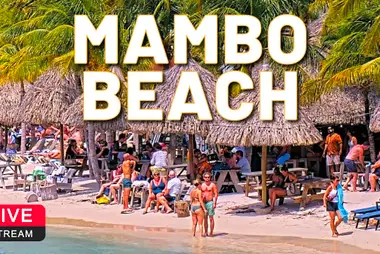 Uitzicht op de baai van Mambo Beach