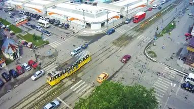 Kreuzung der Straßen Merlin und Mitrofanov, Bijsk Online-Webcam