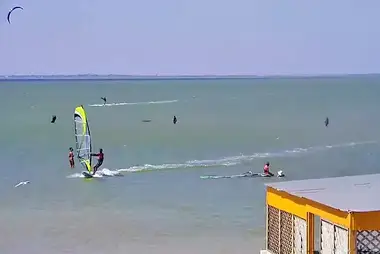 Kirillovka'daki Fedot Spit'in kıyısında uçurtma sörfü ve rüzgar sörfü