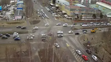 Kreuzung der Straßen Lenin und Marschall Schukow, Nischnewartowsk Online-Webcam