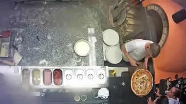 Веб-камера Пиццерия «Pizza Mizza», Братислава в реальном времени