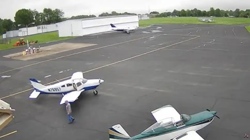 Live cam Downtown Airport Missouri, USA