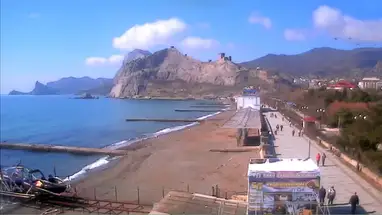 समुद्र तट और जेनोइस किले का दृश्य लाइव वेबकैम प्रसारण
