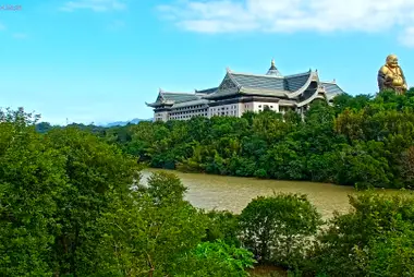Świątynia Maitrei Tianen, jezioro Emei