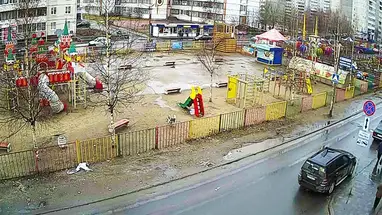 Веб-камера Детская площадка в «Столице», №2, Петрозаводск в реальном времени