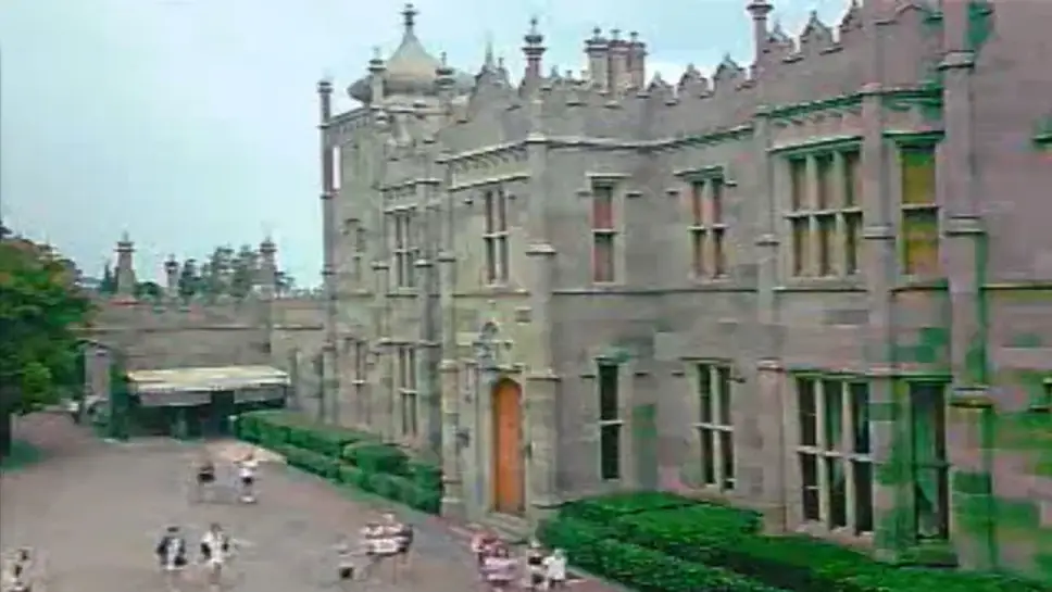 большой хаос в воронцовском парке. граф воронцов крым дворец. крым алупкинский дворец экскурсанты. алупка веб. крым севастополь.