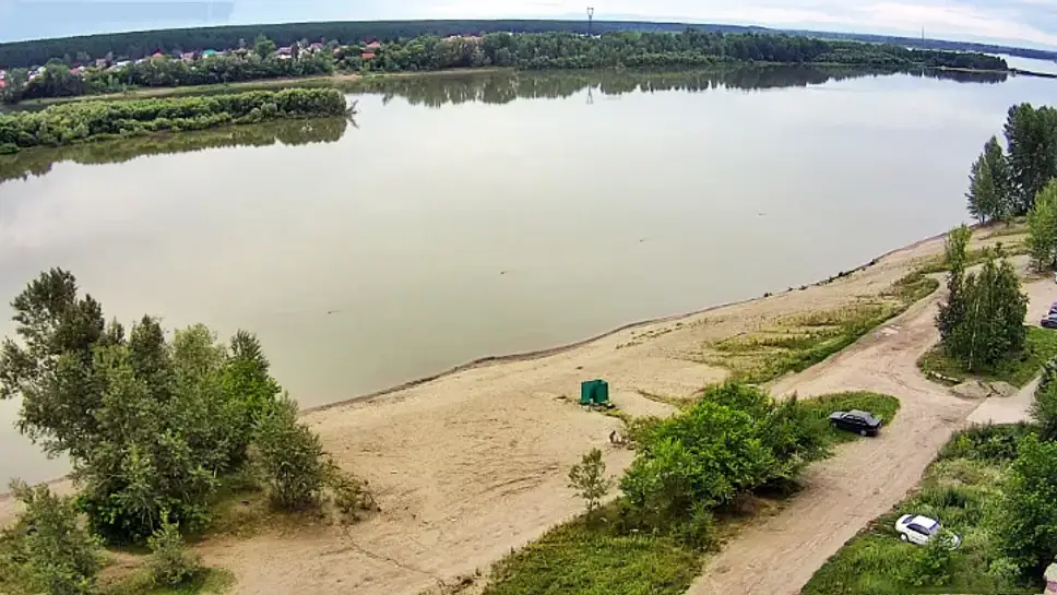 Бийск веб. Река Бия Бийск зеленый Клин. Бийск зеленый Клин. Река Бия Бийск пляж. Набережная на зеленом Клине Бийск.